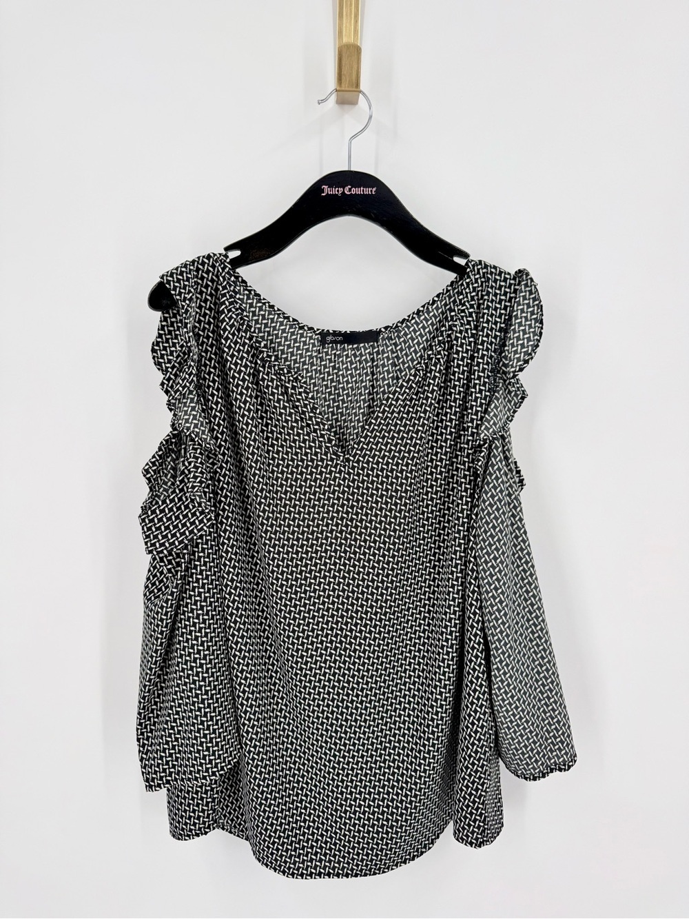 Gibson Black & White Geometric Ruffle Sleeve Blouse